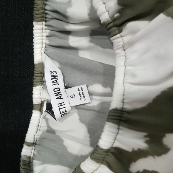 Elizabeth and James Boho Pattern Off Shoulder Top. S - Picture 11 of 13